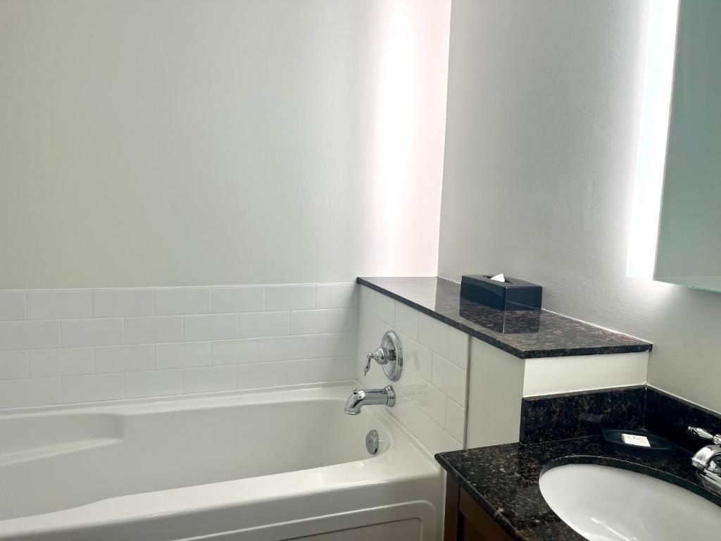 36B-1200 Rancher Creek Road, Osoyoos, BC - Indoor Photo Showing Bathroom