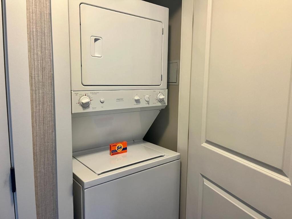 36B-1200 Rancher Creek Road, Osoyoos, BC - Indoor Photo Showing Laundry Room