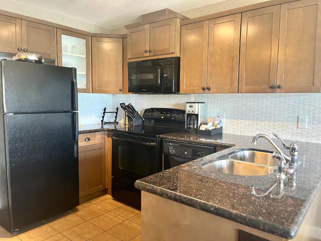 36B-1200 Rancher Creek Road, Osoyoos, BC - Indoor Photo Showing Kitchen With Double Sink