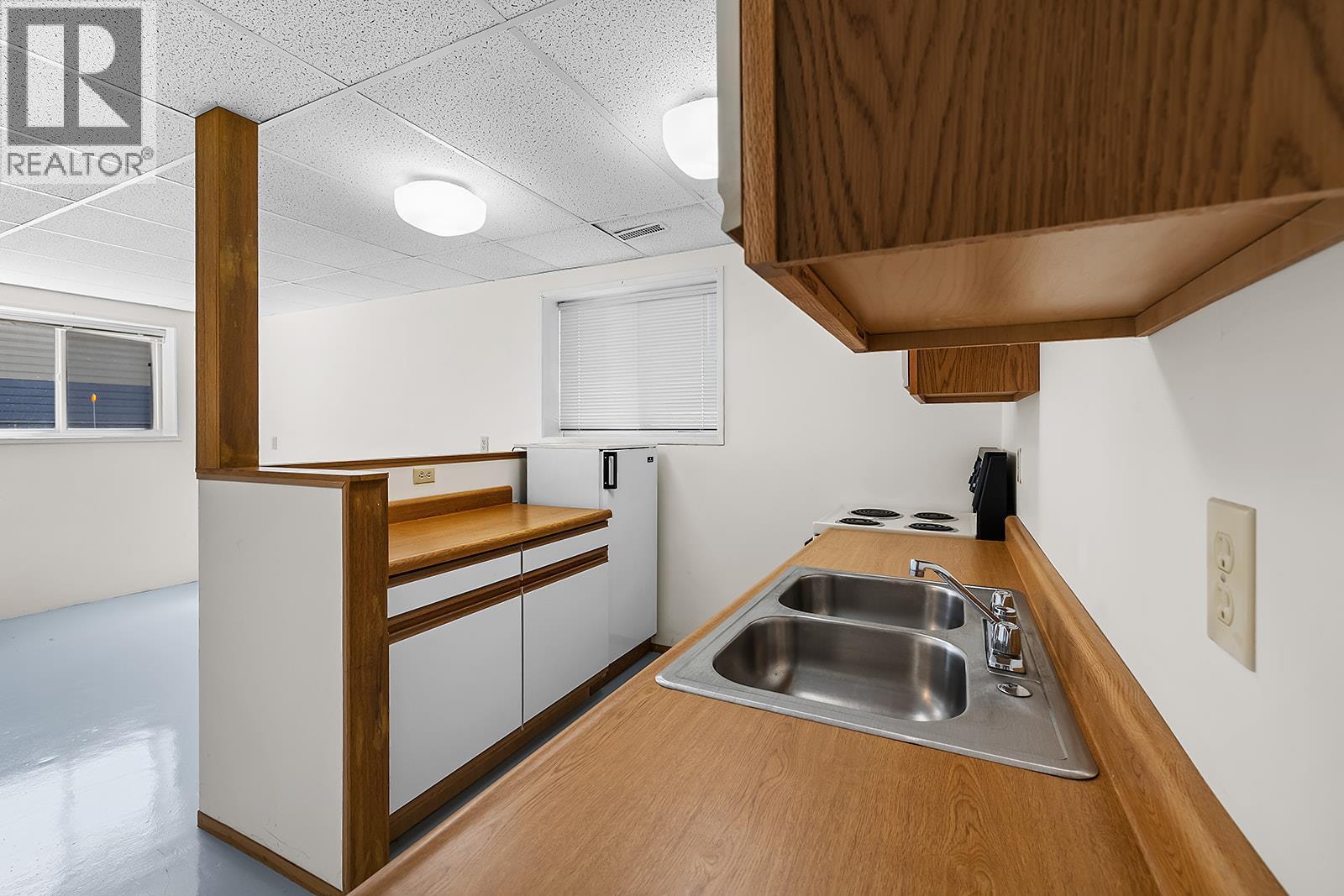 329 6Th Ave S Avenue, Creston, BC - Indoor Photo Showing Kitchen With Double Sink