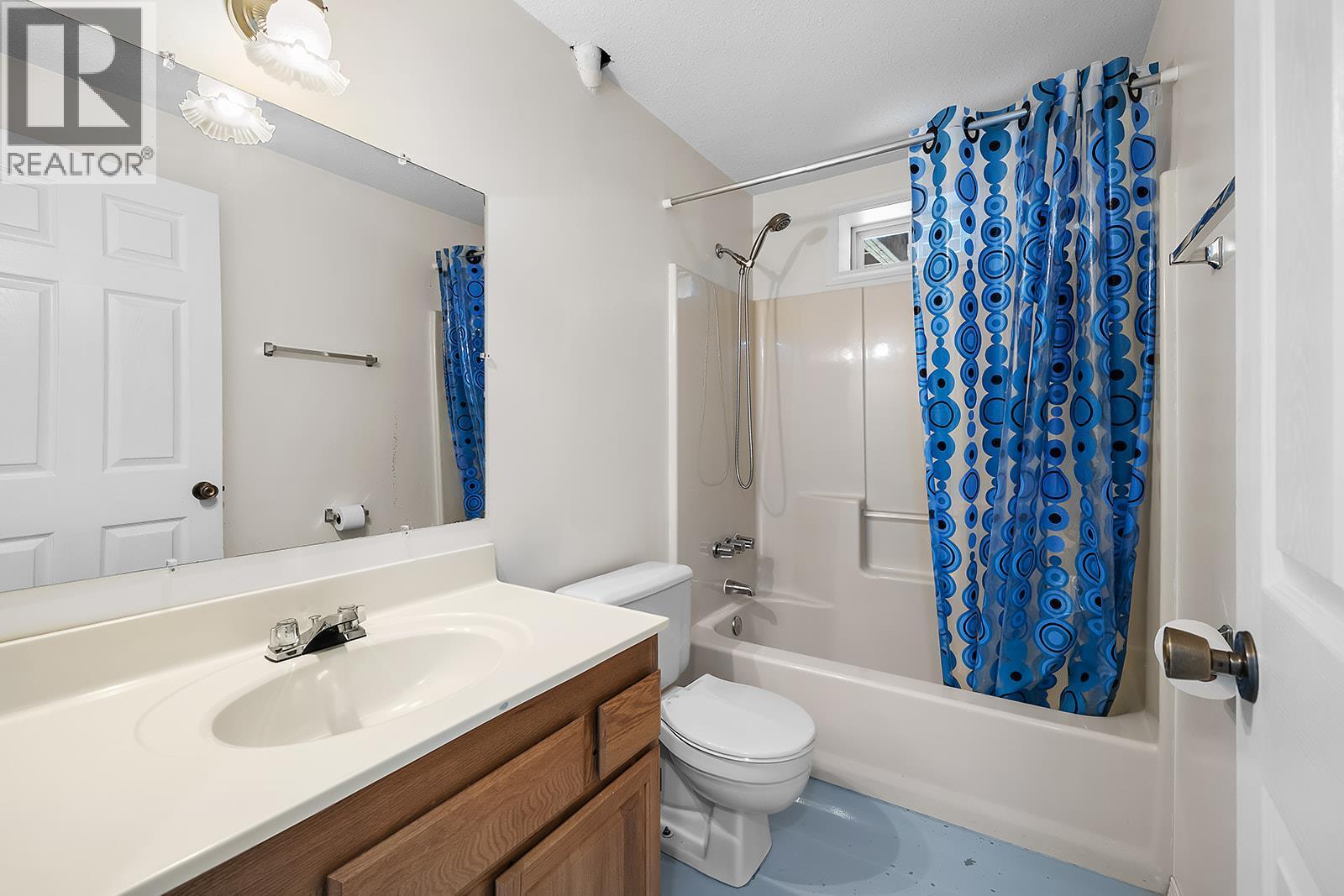 329 6Th Ave S Avenue, Creston, BC - Indoor Photo Showing Bathroom
