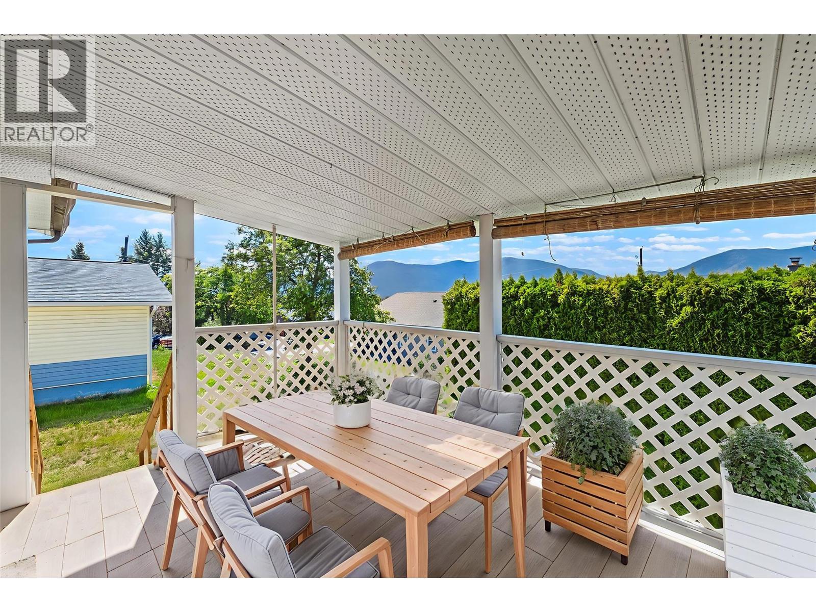 329 6Th Ave S Avenue, Creston, BC - Outdoor With Deck Patio Veranda