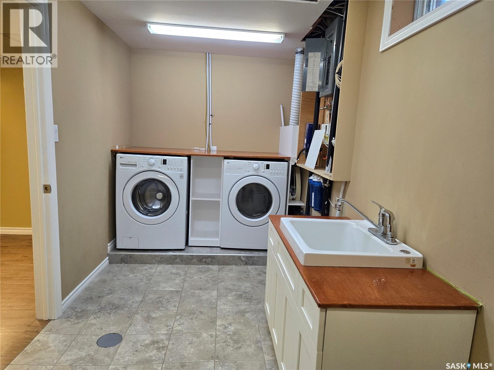 433 Guelph Crescent, Saskatoon, SK - Indoor Photo Showing Laundry Room