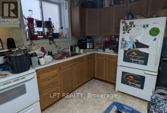 212 Ewart Street S, Strathroy-Caradoc, ON - Indoor Photo Showing Kitchen With Double Sink