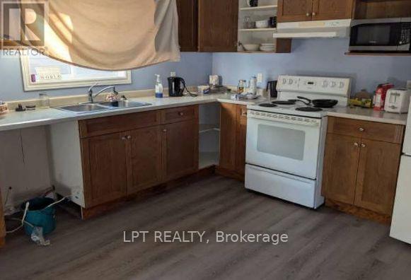 212 Ewart Street S, Strathroy-Caradoc, ON - Indoor Photo Showing Kitchen With Double Sink
