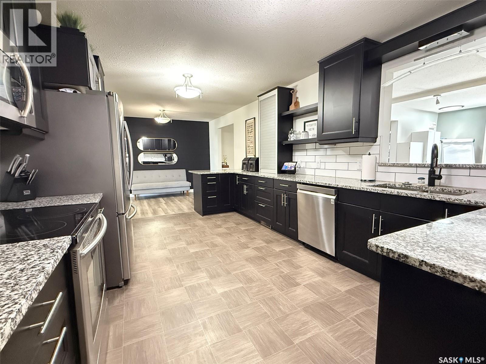 1311 Jubilee Drive, Swift Current, SK - Indoor Photo Showing Kitchen With Stainless Steel Kitchen With Upgraded Kitchen