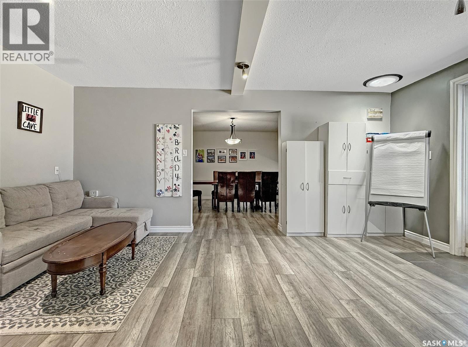 1311 Jubilee Drive, Swift Current, SK - Indoor Photo Showing Living Room