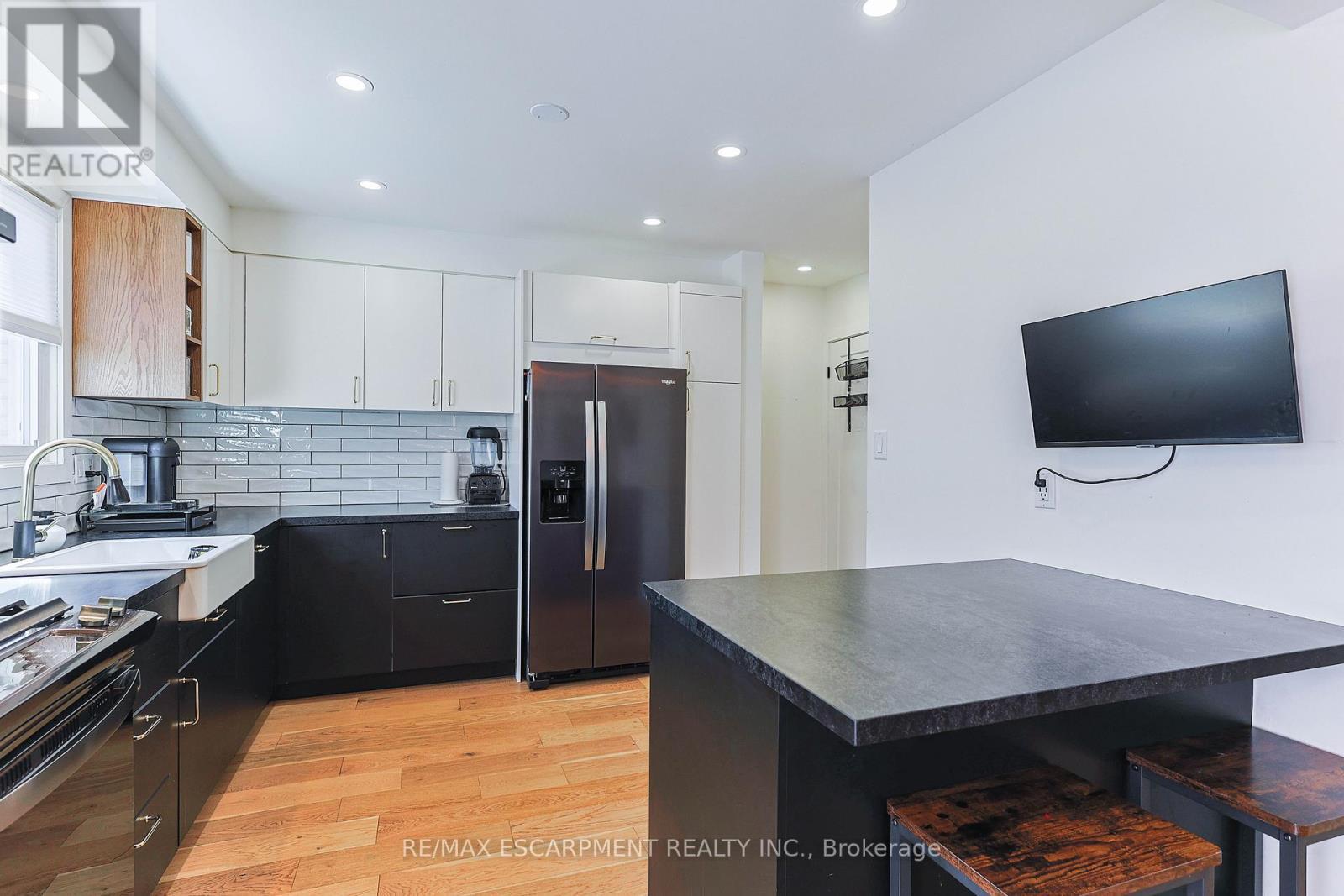 54 - 5475 Lakeshore Road, Burlington, ON - Indoor Photo Showing Kitchen With Upgraded Kitchen