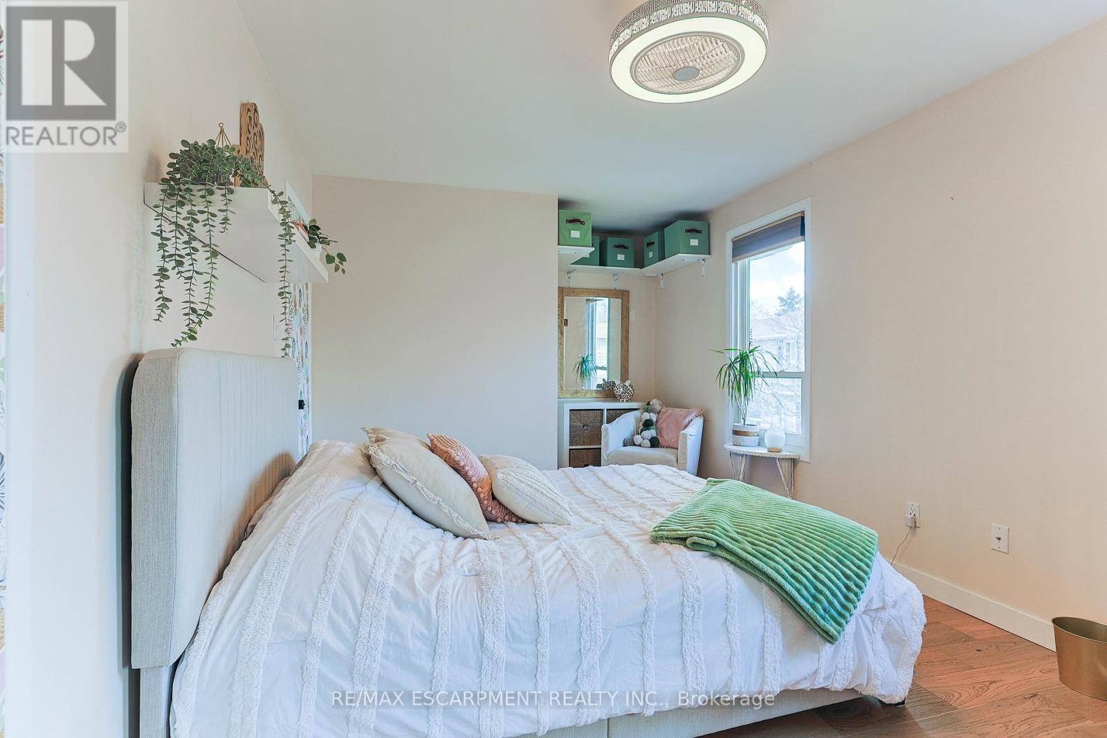 54 - 5475 Lakeshore Road, Burlington, ON - Indoor Photo Showing Bedroom