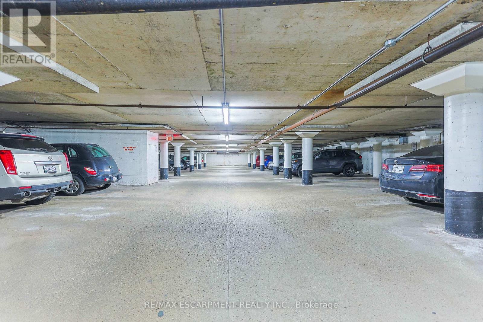 54 - 5475 Lakeshore Road, Burlington, ON - Indoor Photo Showing Garage