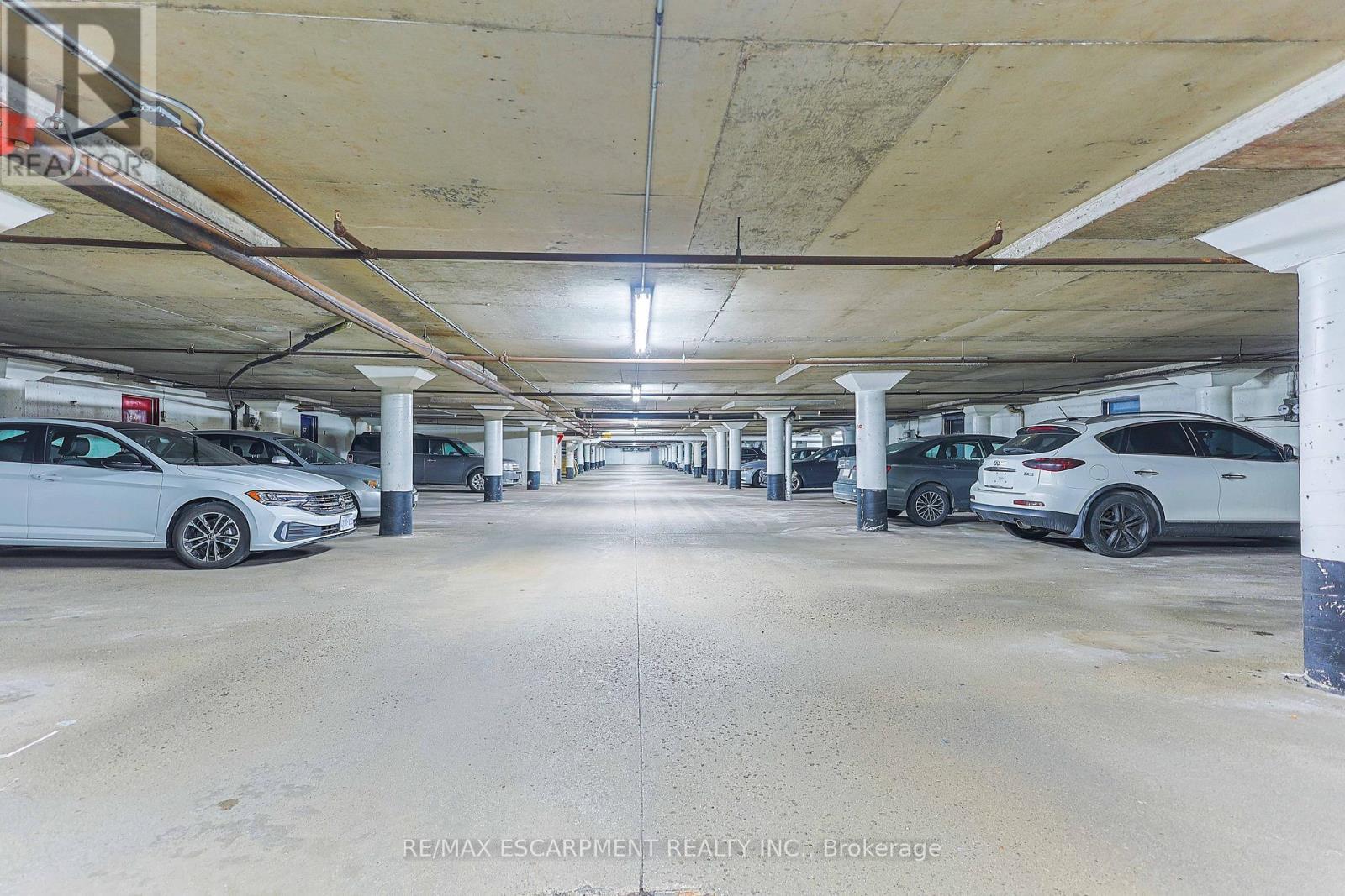 54 - 5475 Lakeshore Road, Burlington, ON - Indoor Photo Showing Garage