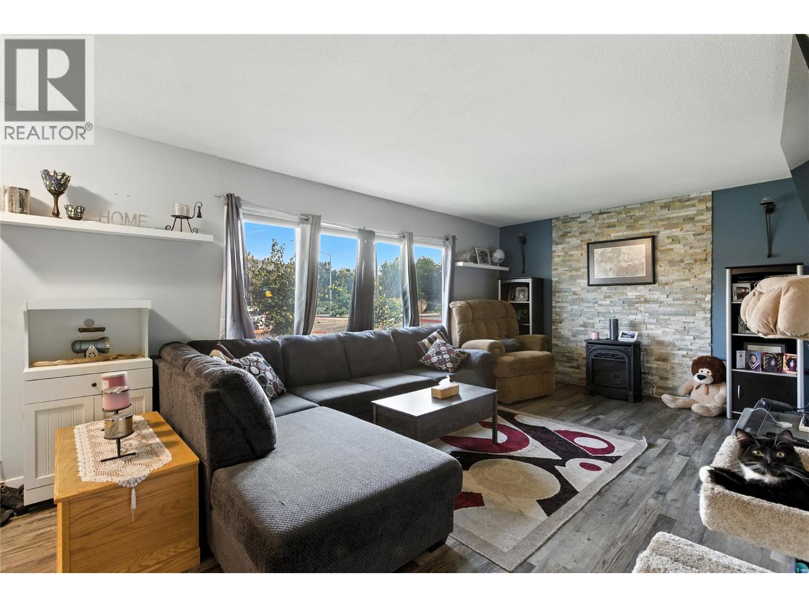 2590 Tranquille Road, Kamloops, BC - Indoor Photo Showing Living Room With Fireplace