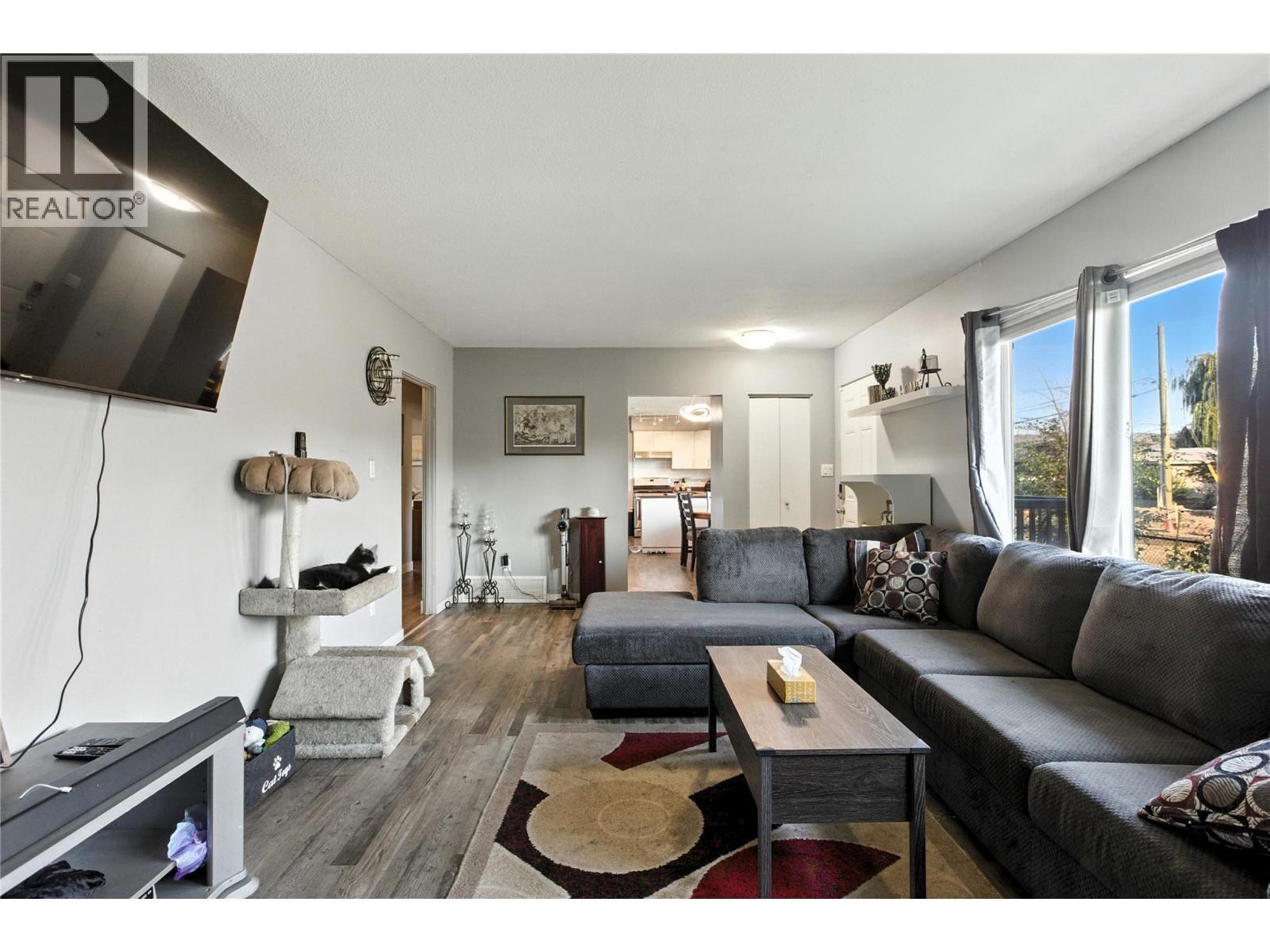 2590 Tranquille Road, Kamloops, BC - Indoor Photo Showing Living Room