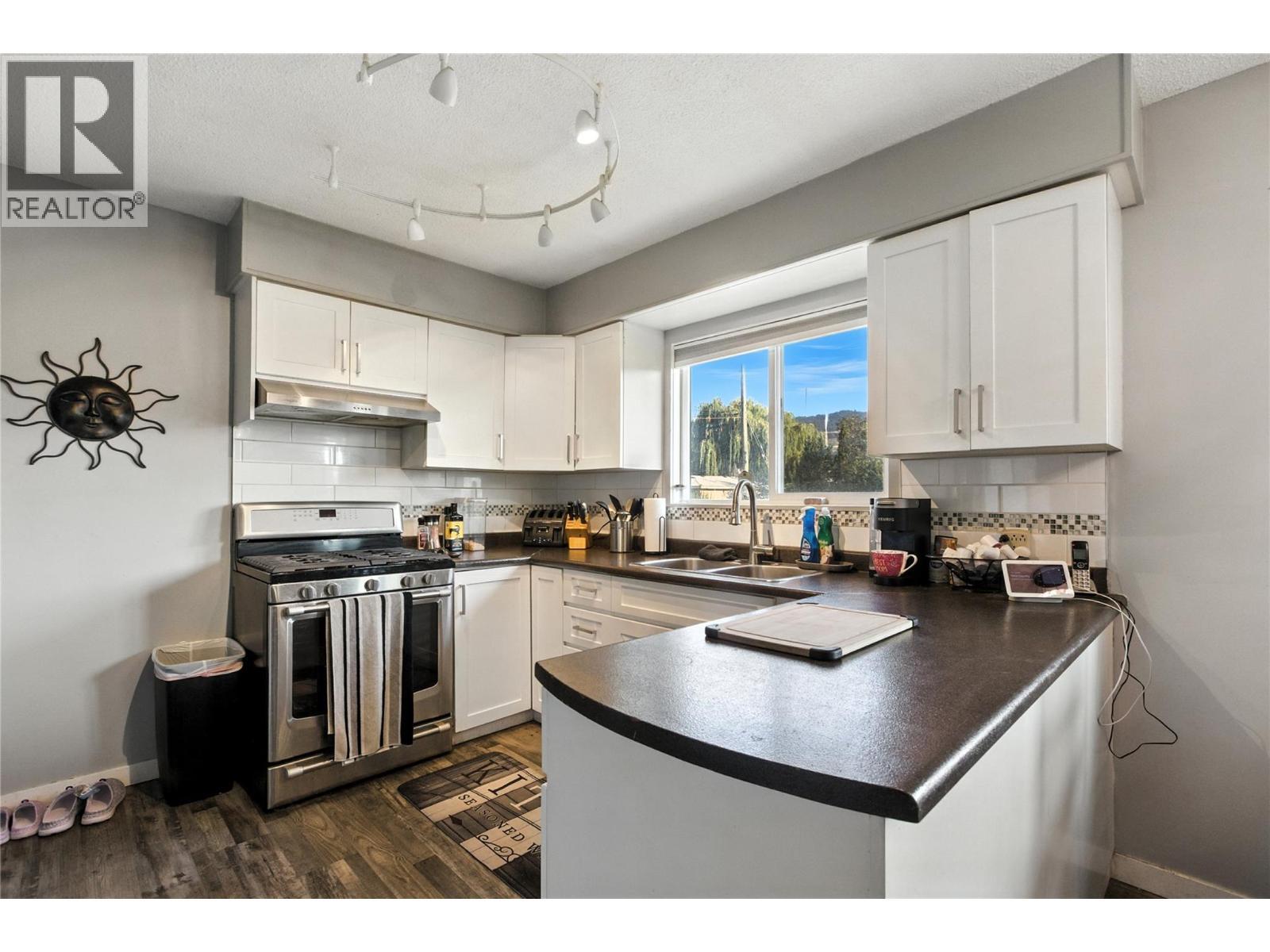 2590 Tranquille Road, Kamloops, BC - Indoor Photo Showing Kitchen