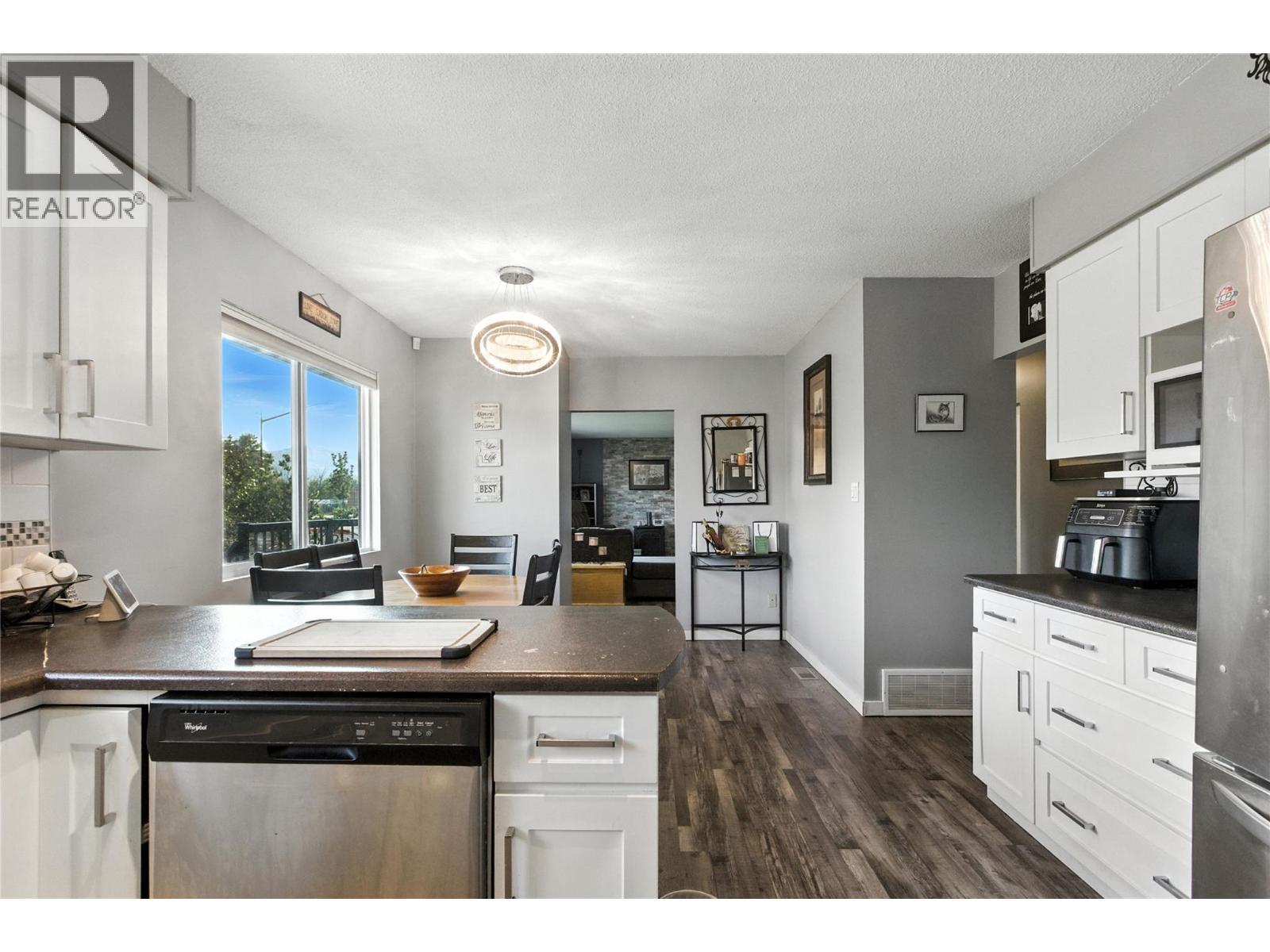 2590 Tranquille Road, Kamloops, BC - Indoor Photo Showing Kitchen