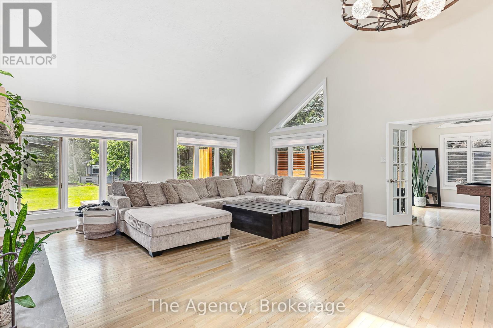 136 Grand Cypress Lane, Blue Mountains, ON - Indoor Photo Showing Living Room