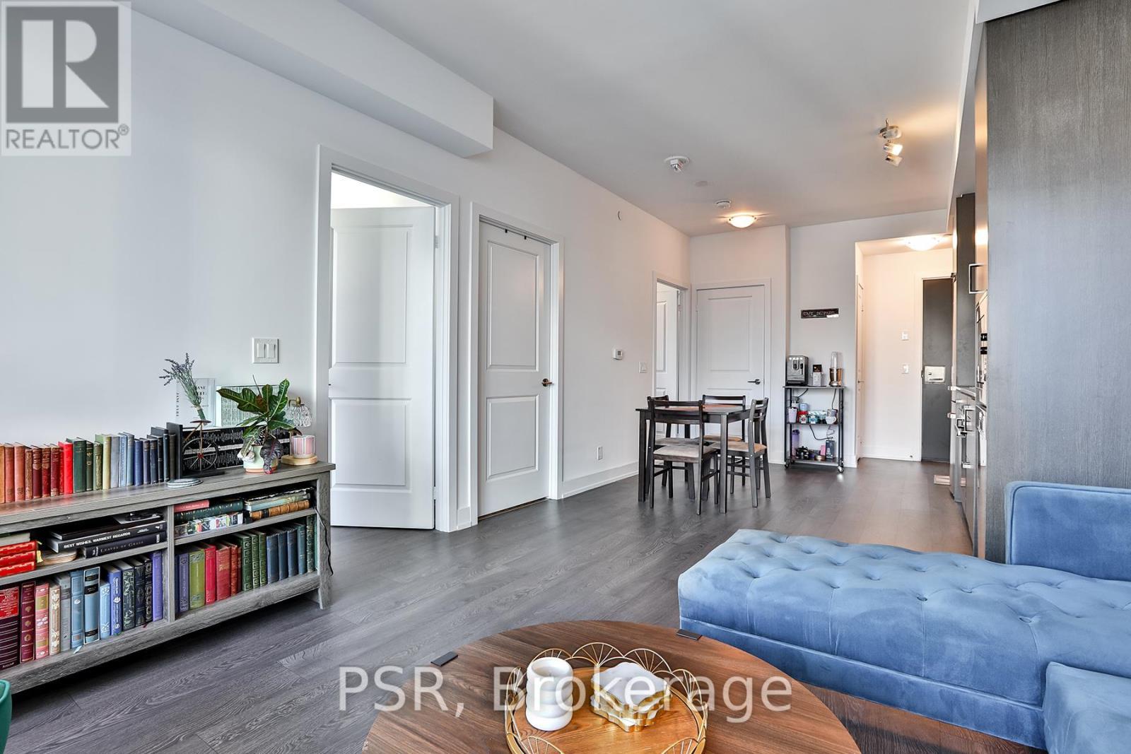 909 - 11 Lillian Street, Toronto, ON - Indoor Photo Showing Living Room