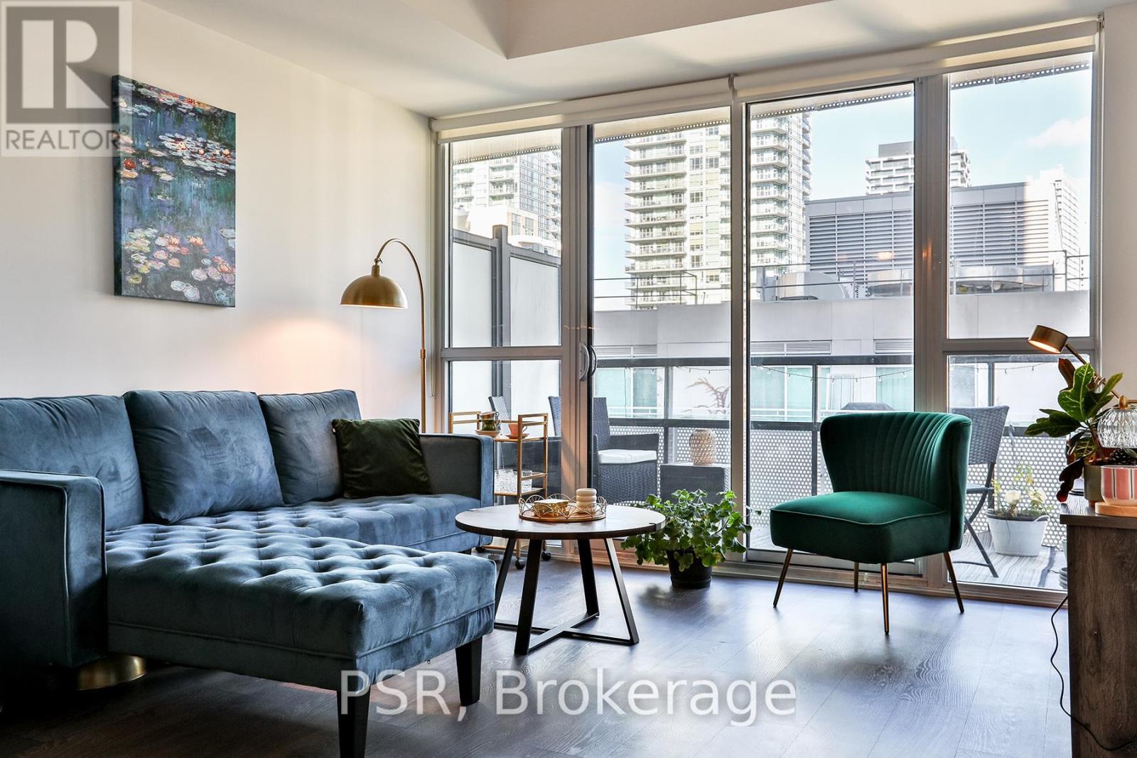 909 - 11 Lillian Street, Toronto, ON - Indoor Photo Showing Living Room