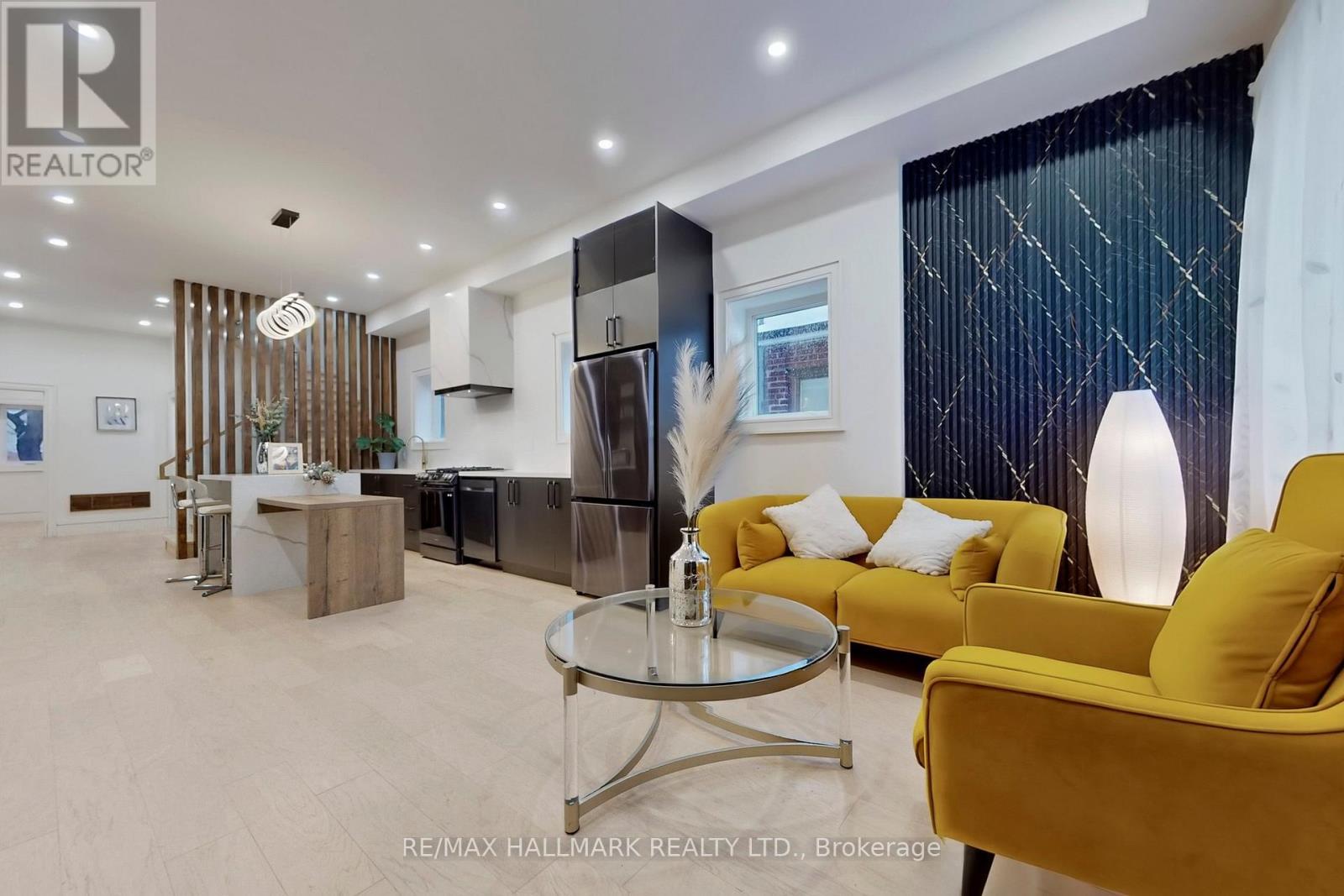 16 Mulberry Crescent, Toronto, ON - Indoor Photo Showing Living Room
