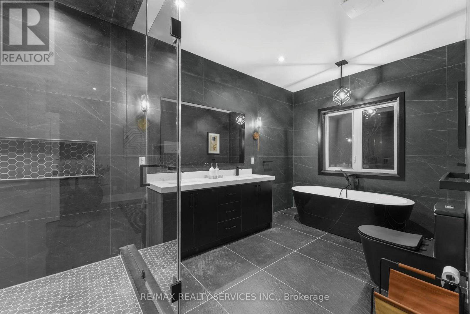 2667 Mary Nichols Road, Selwyn, ON - Indoor Photo Showing Bathroom