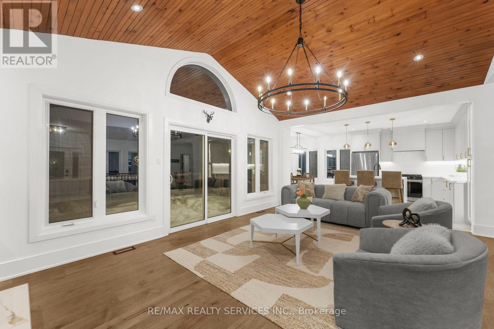 2667 Mary Nichols Road, Selwyn, ON - Indoor Photo Showing Living Room