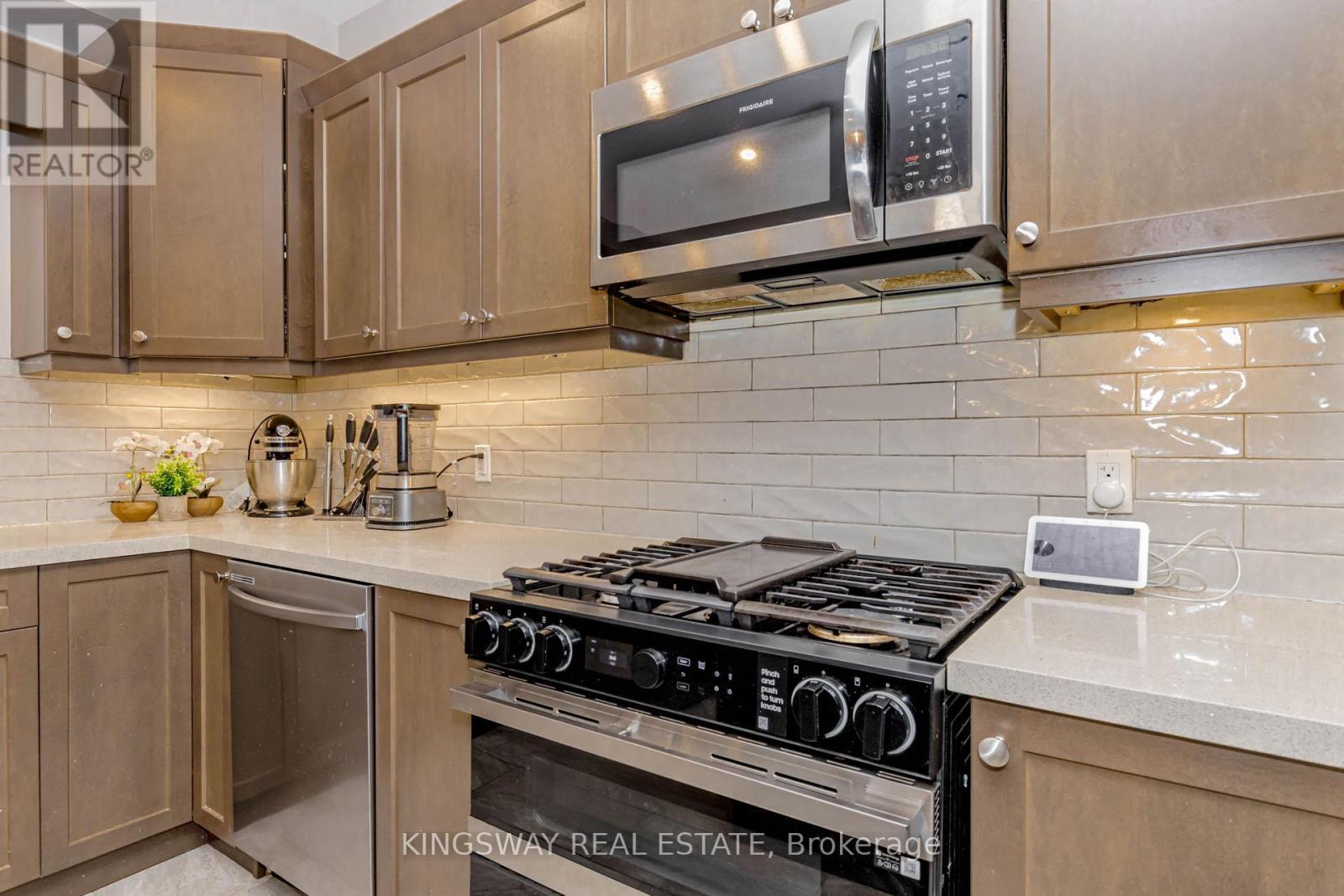 8961 Emily Boulevard, Niagara Falls, ON - Indoor Photo Showing Kitchen With Upgraded Kitchen