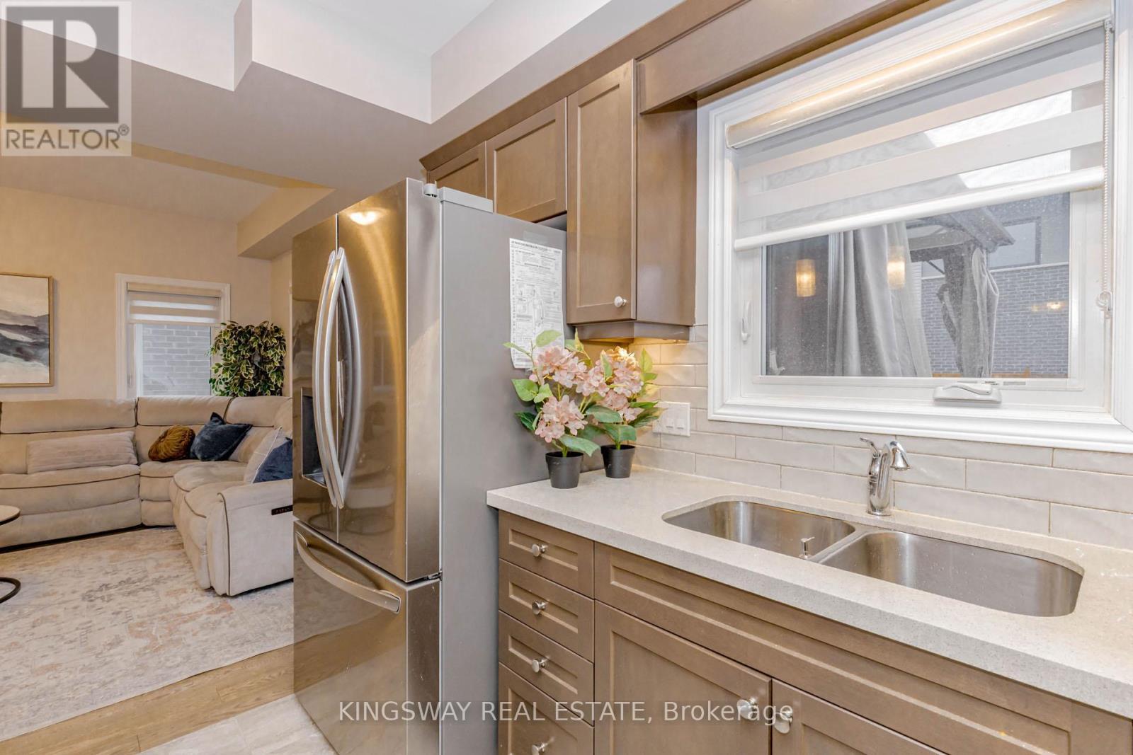 8961 Emily Boulevard, Niagara Falls, ON - Indoor Photo Showing Kitchen With Double Sink