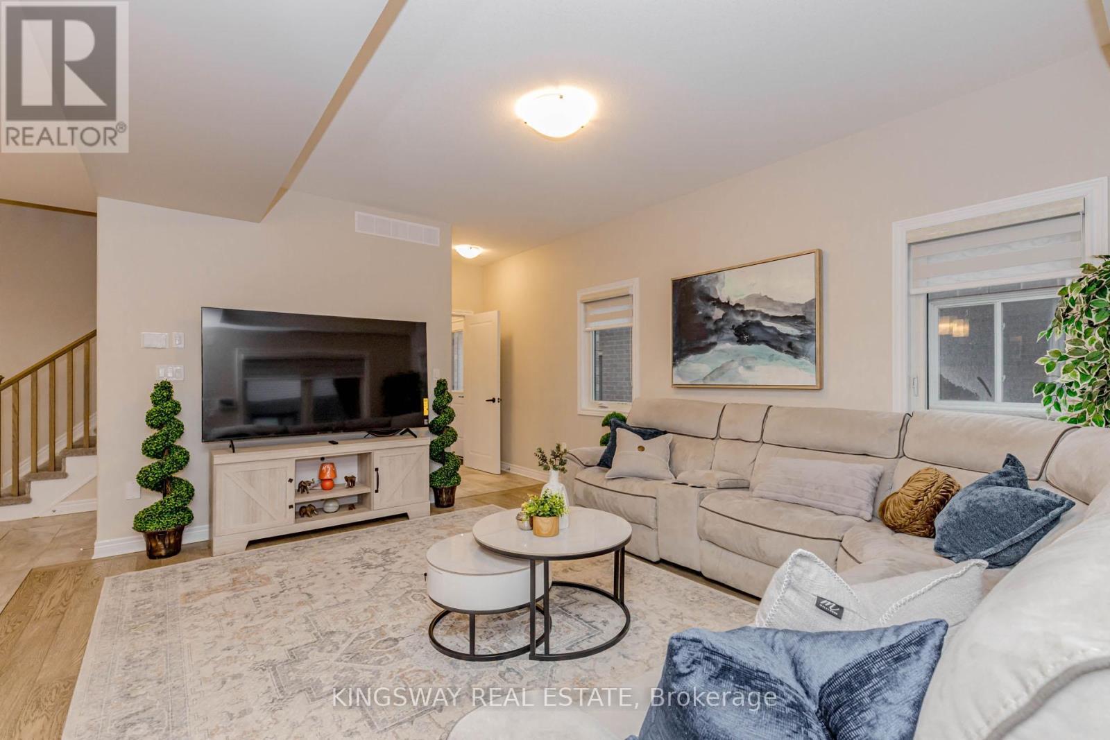 8961 Emily Boulevard, Niagara Falls, ON - Indoor Photo Showing Living Room