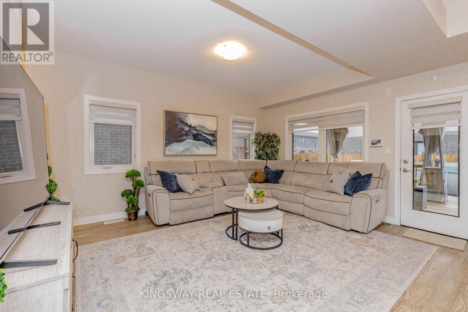 8961 Emily Boulevard, Niagara Falls, ON - Indoor Photo Showing Living Room