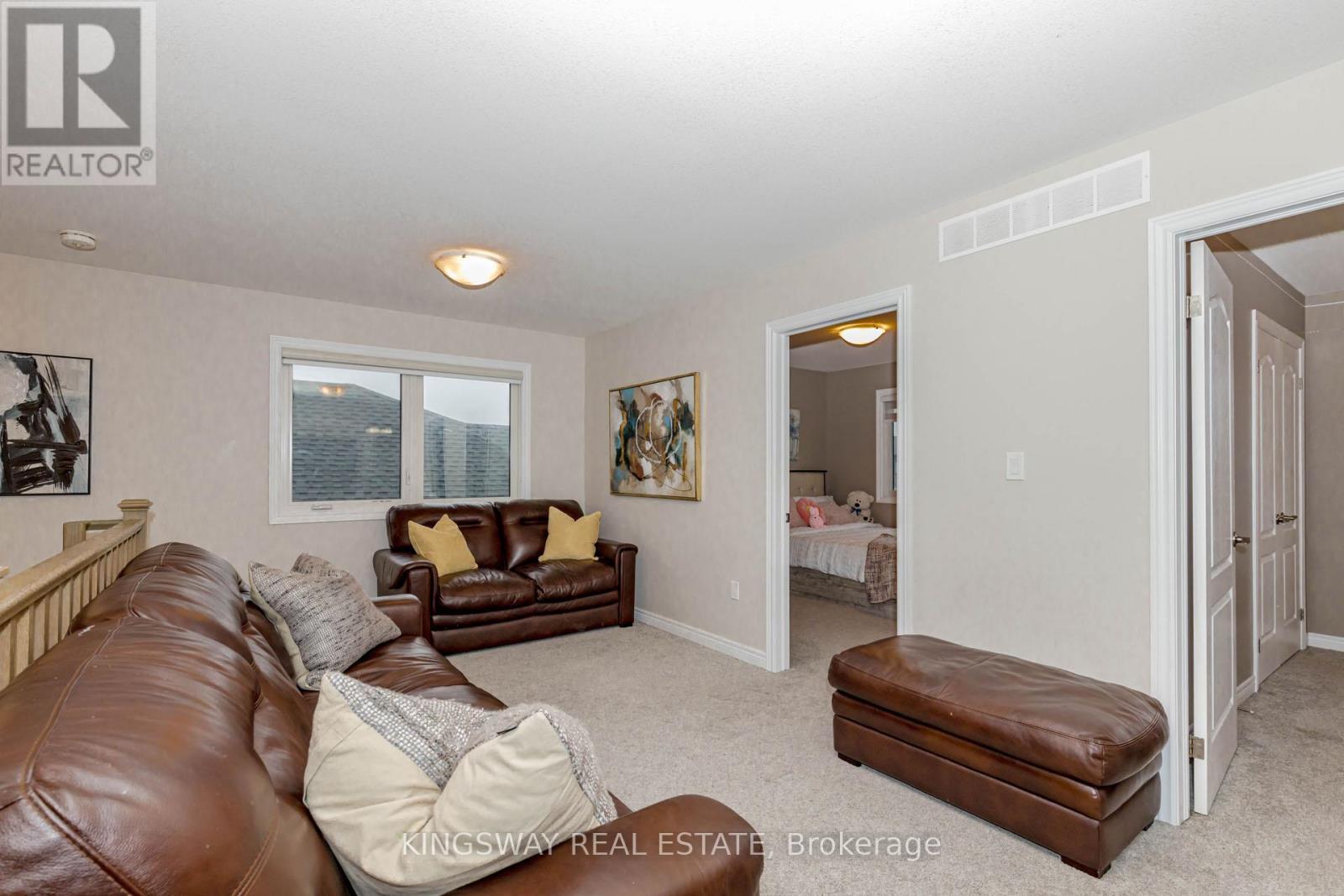 8961 Emily Boulevard, Niagara Falls, ON - Indoor Photo Showing Living Room