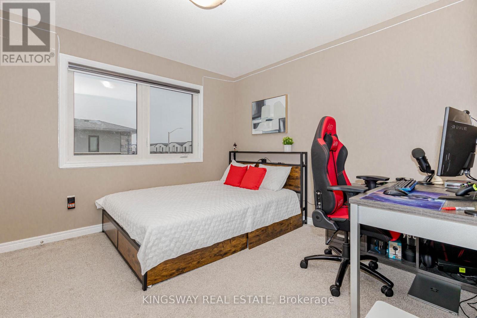8961 Emily Boulevard, Niagara Falls, ON - Indoor Photo Showing Bedroom