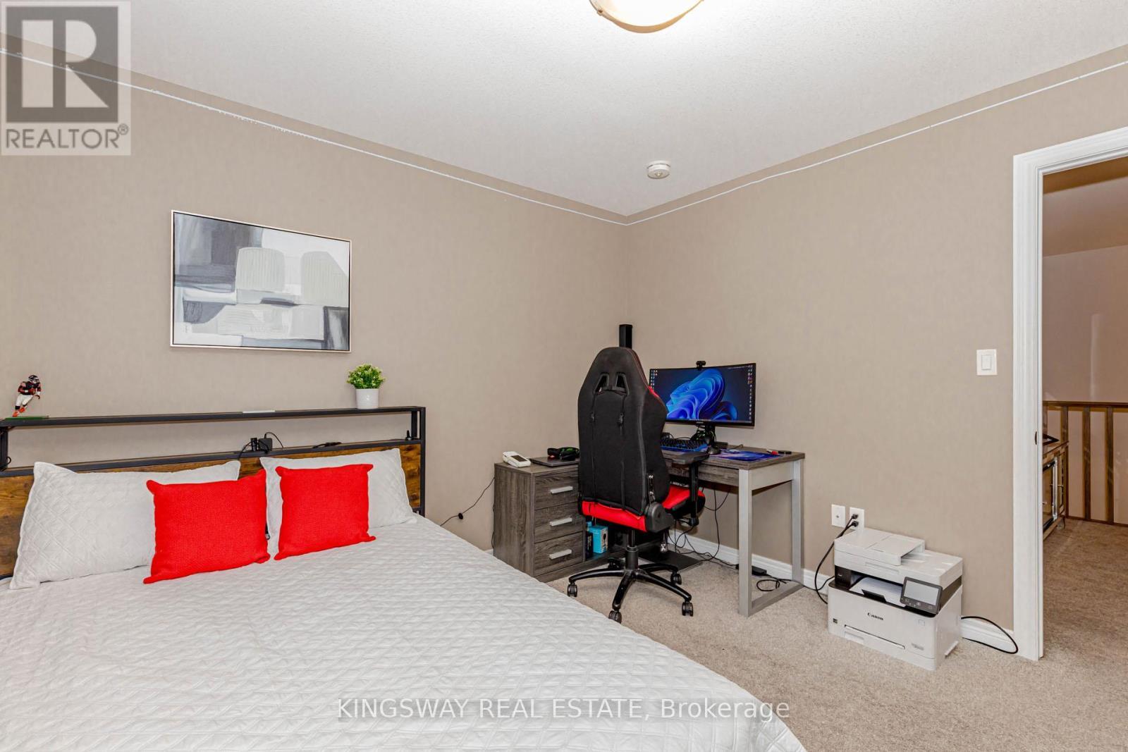 8961 Emily Boulevard, Niagara Falls, ON - Indoor Photo Showing Bedroom