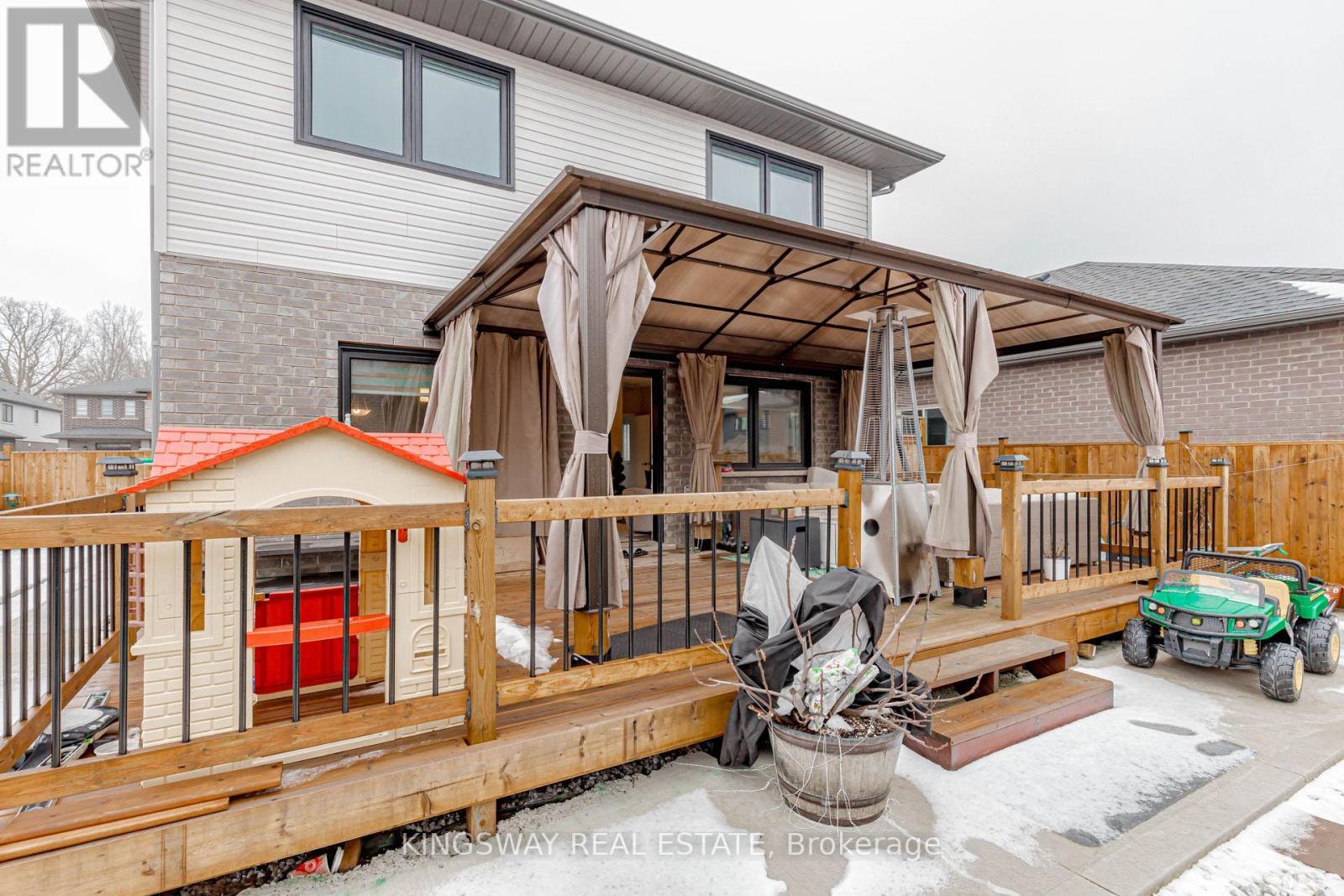8961 Emily Boulevard, Niagara Falls, ON - Outdoor With Deck Patio Veranda