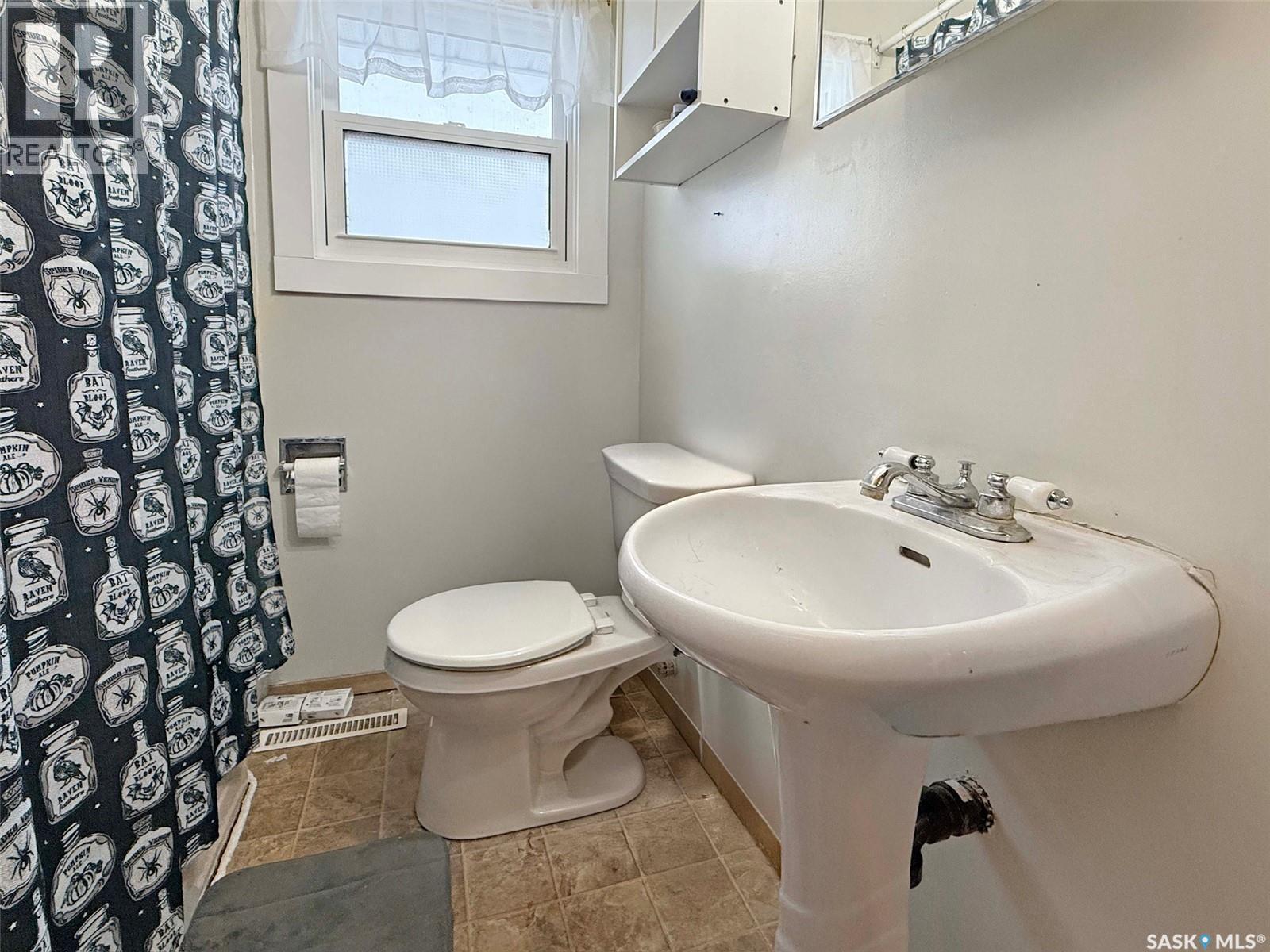 271 14Th Avenue Ne, Swift Current, SK - Indoor Photo Showing Bathroom