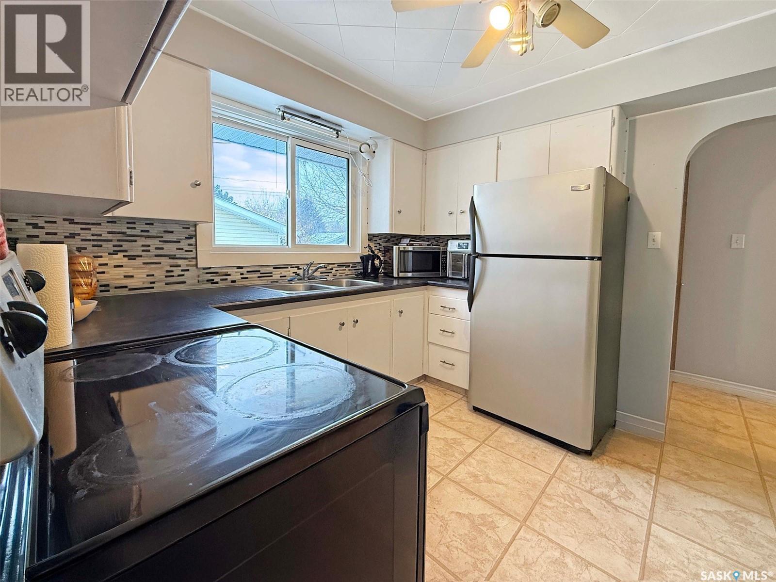 271 14Th Avenue Ne, Swift Current, SK - Indoor Photo Showing Kitchen With Double Sink