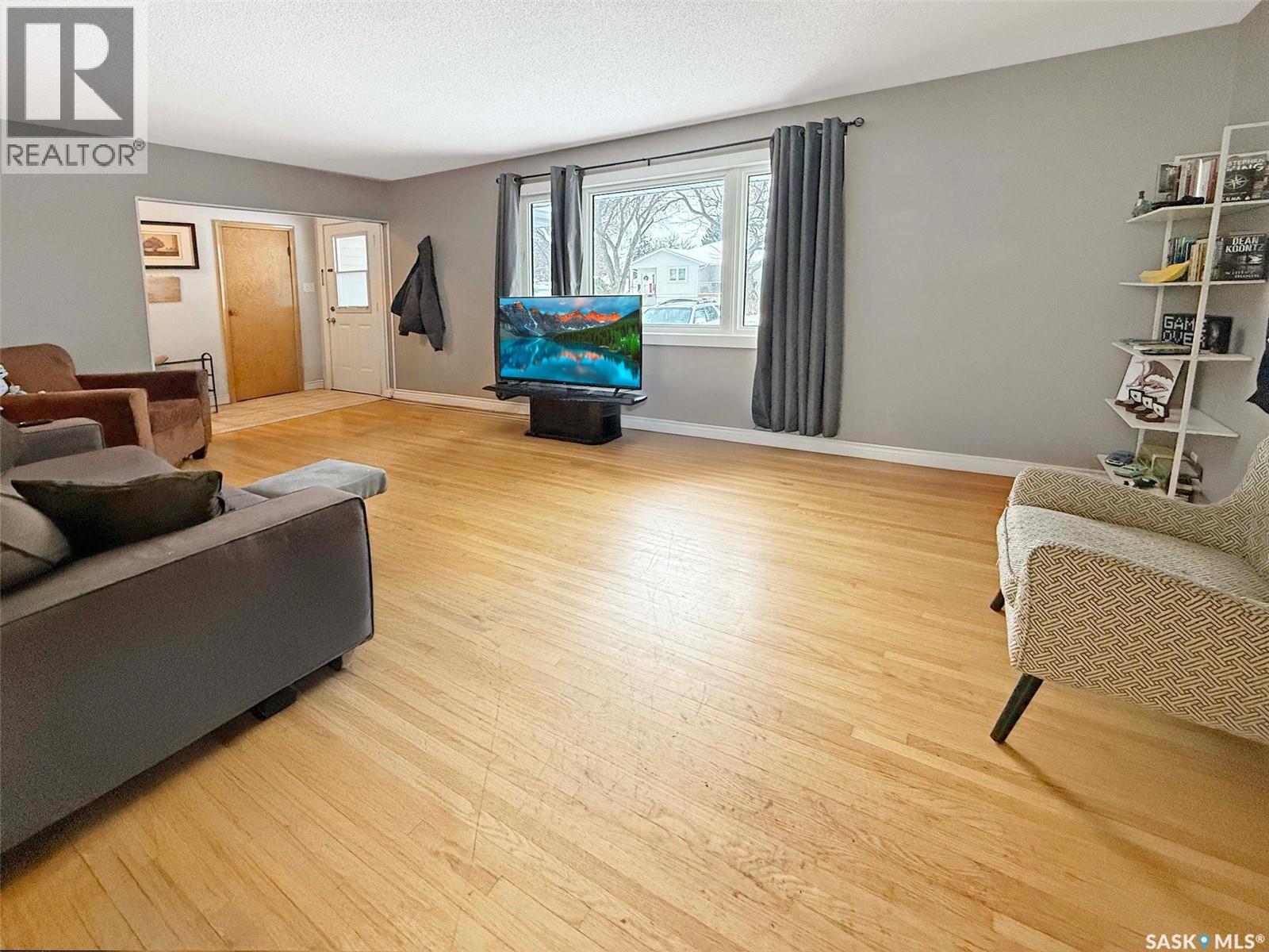 271 14Th Avenue Ne, Swift Current, SK - Indoor Photo Showing Living Room