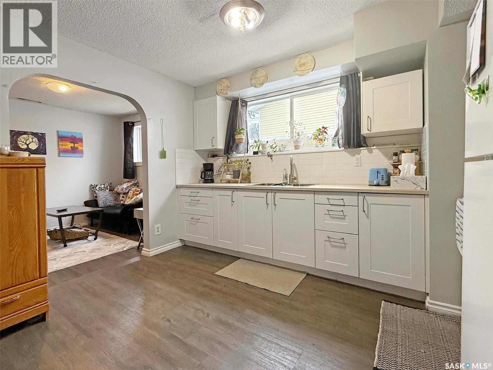 271 14Th Avenue Ne, Swift Current, SK - Indoor Photo Showing Kitchen