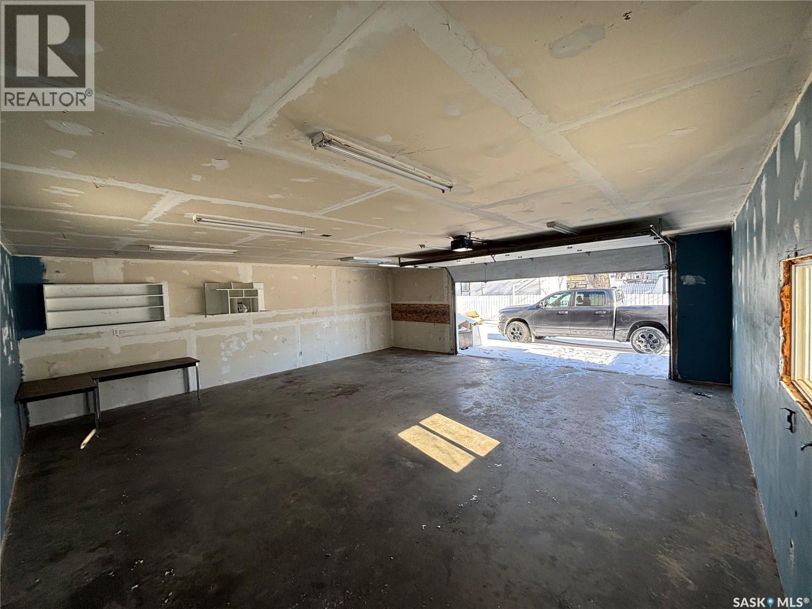 271 14Th Avenue Ne, Swift Current, SK - Indoor Photo Showing Garage