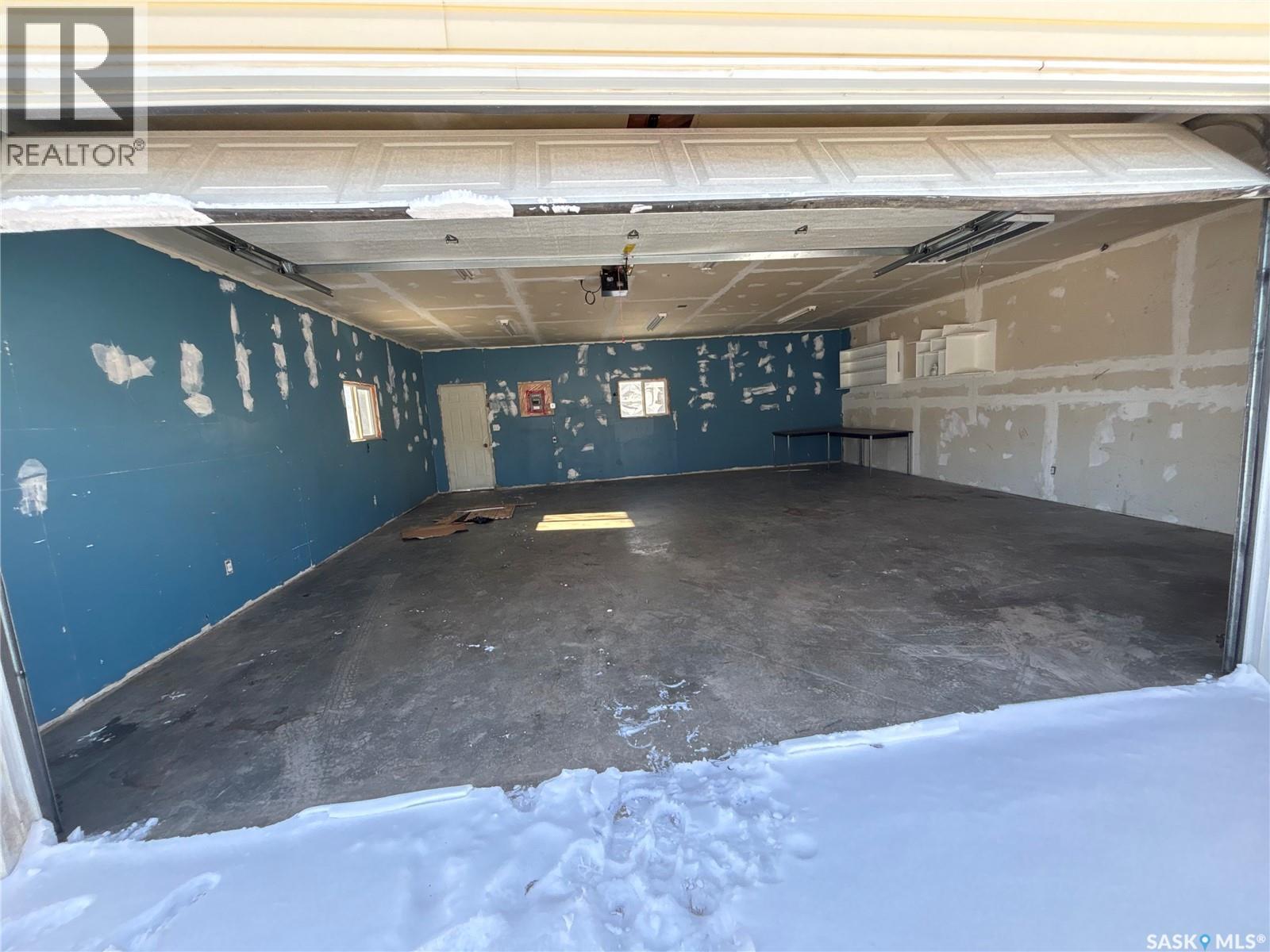 271 14Th Avenue Ne, Swift Current, SK - Indoor Photo Showing Garage