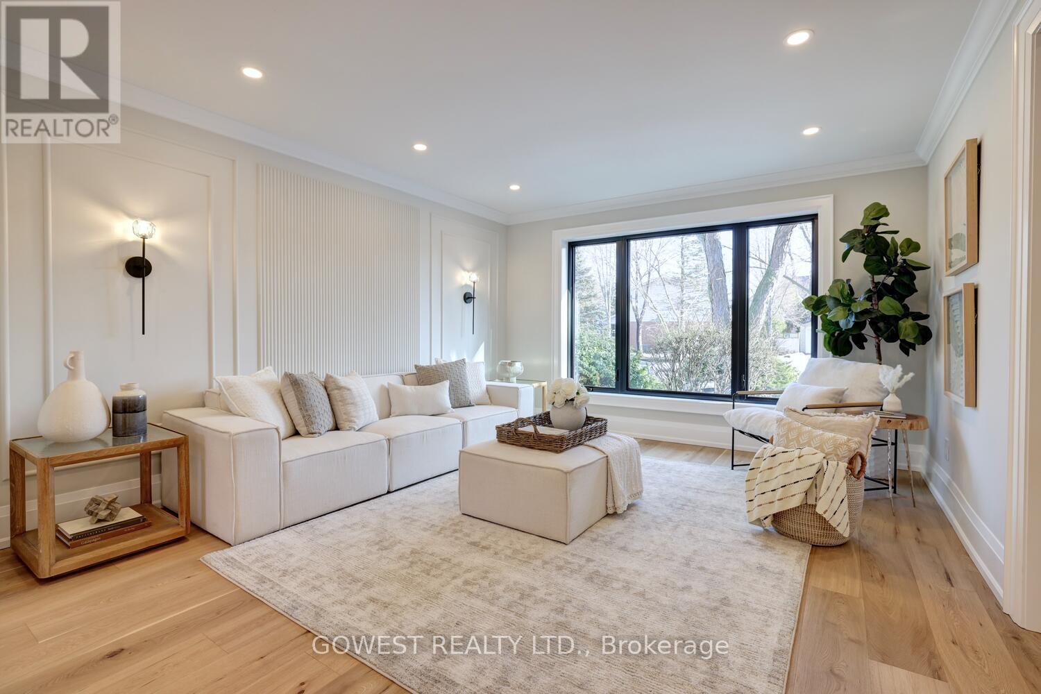 981 Valdese Drive, Mississauga, ON - Indoor Photo Showing Living Room