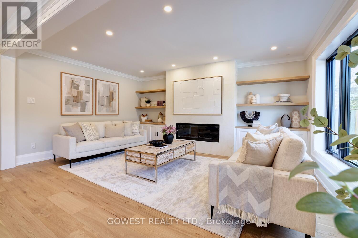 981 Valdese Drive, Mississauga, ON - Indoor Photo Showing Living Room With Fireplace