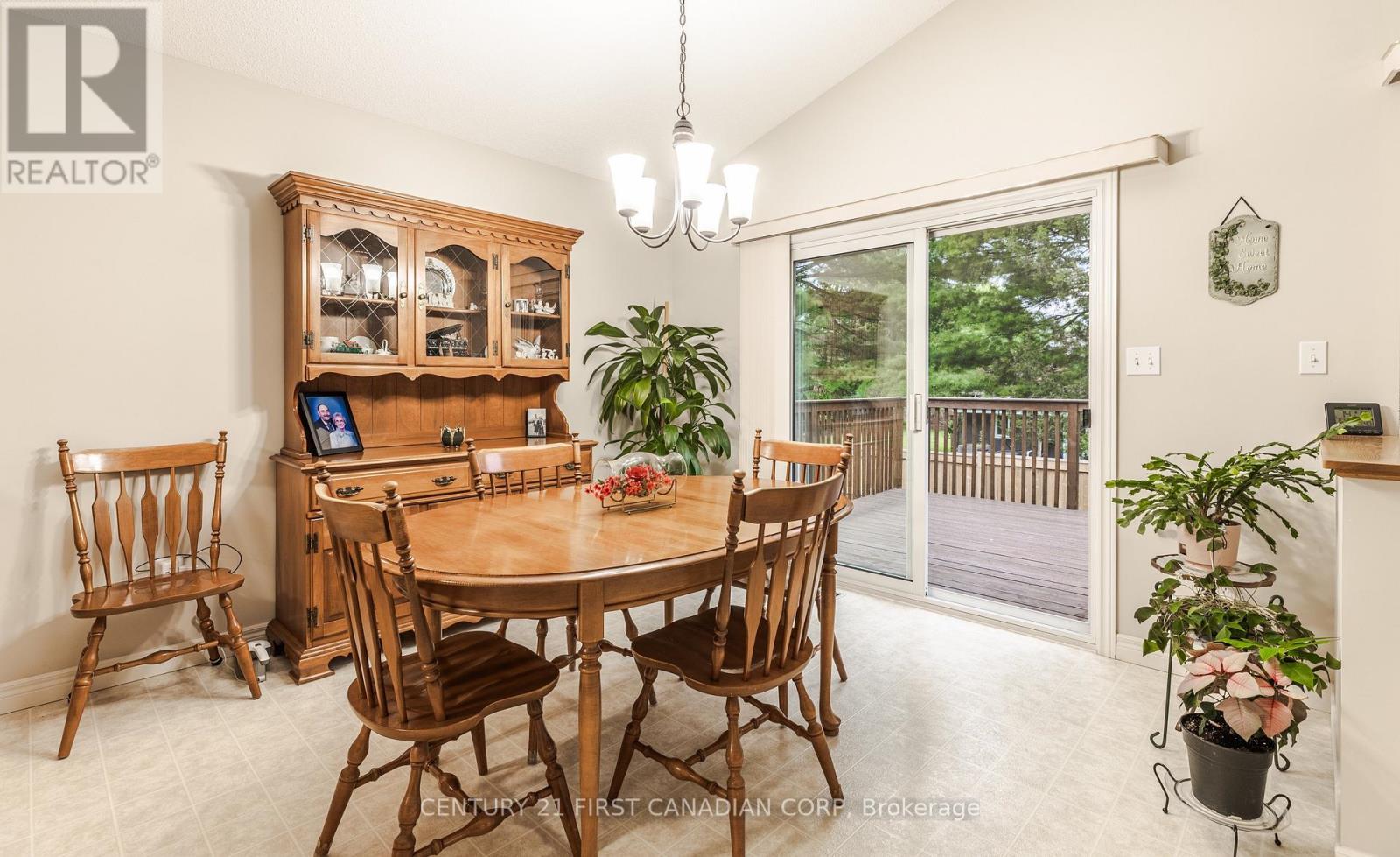 18 - 20 Windemere Place, St. Thomas, ON - Indoor Photo Showing Kitchen With Double Sink