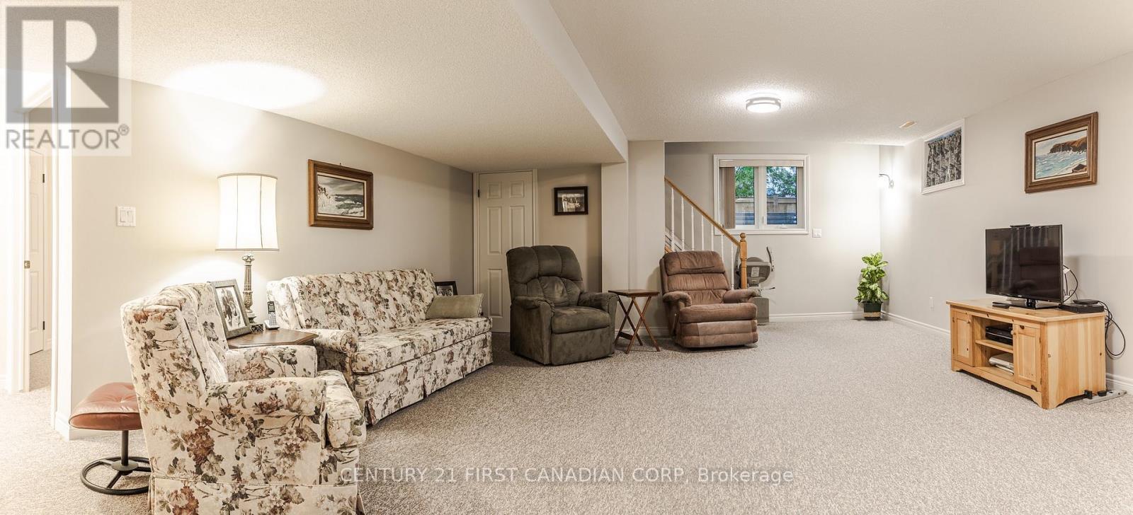 18 - 20 Windemere Place, St. Thomas, ON - Indoor Photo Showing Living Room With Fireplace