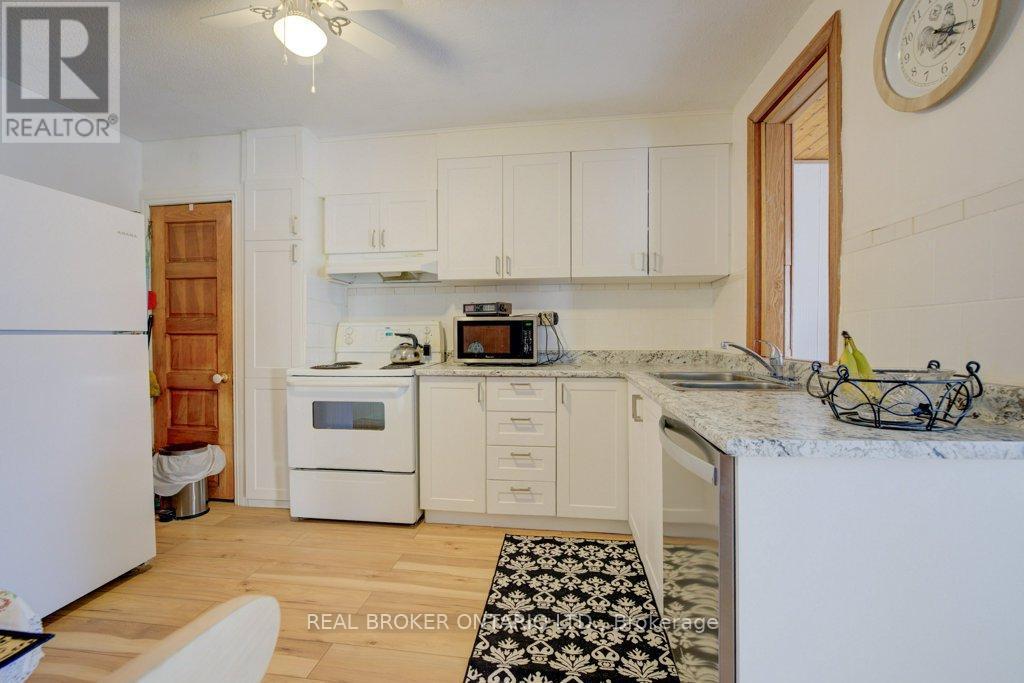 458 Upper Wentworth Street, Hamilton, ON - Indoor Photo Showing Kitchen With Double Sink
