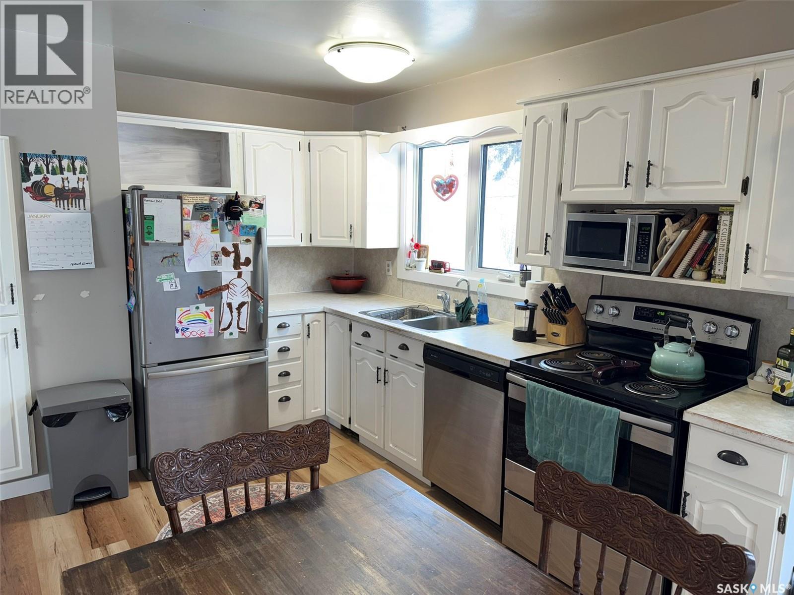 410 Miller Crescent E, Wynyard, SK - Indoor Photo Showing Kitchen With Double Sink
