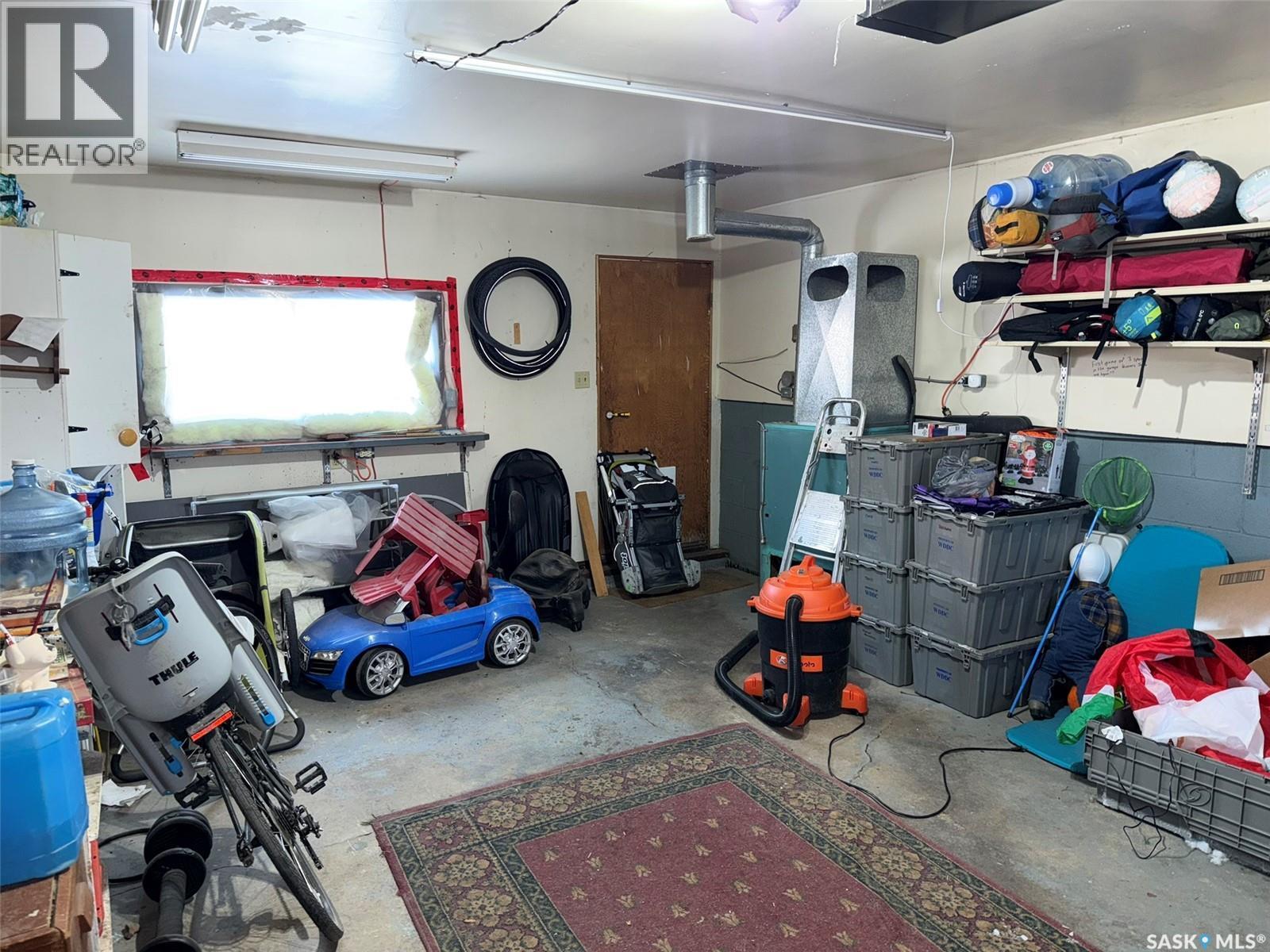410 Miller Crescent E, Wynyard, SK - Indoor Photo Showing Garage