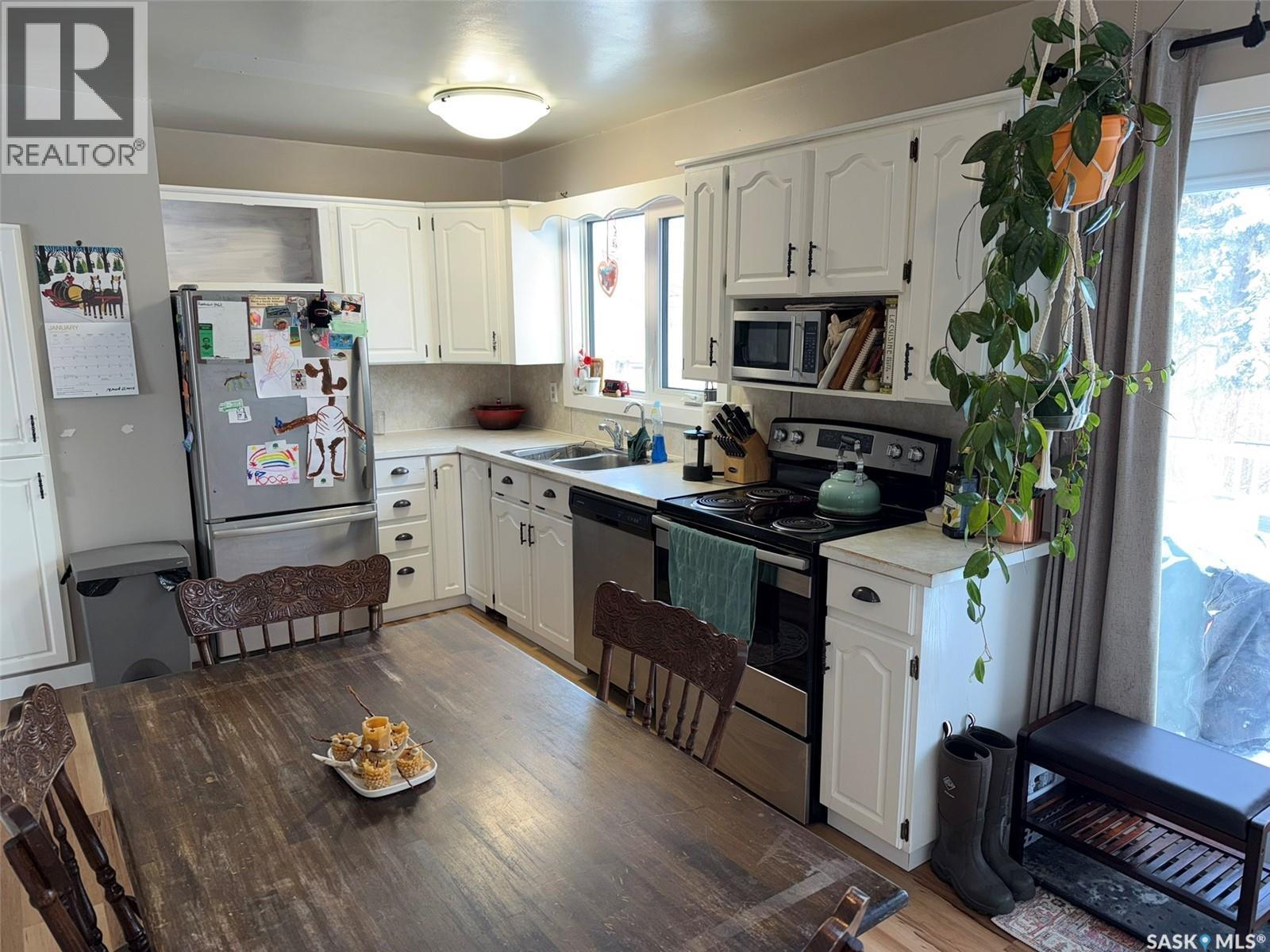 410 Miller Crescent E, Wynyard, SK - Indoor Photo Showing Kitchen With Double Sink