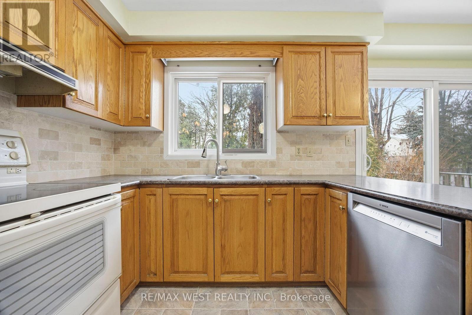 7350 Bendigo Circle, Mississauga, ON - Indoor Photo Showing Kitchen With Double Sink
