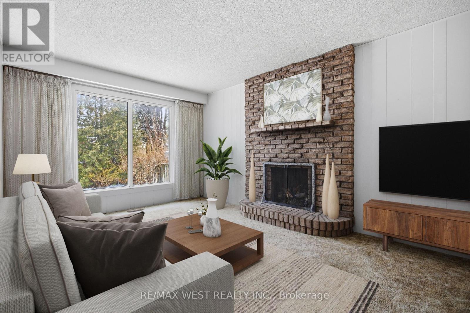 7350 Bendigo Circle, Mississauga, ON - Indoor Photo Showing Living Room With Fireplace