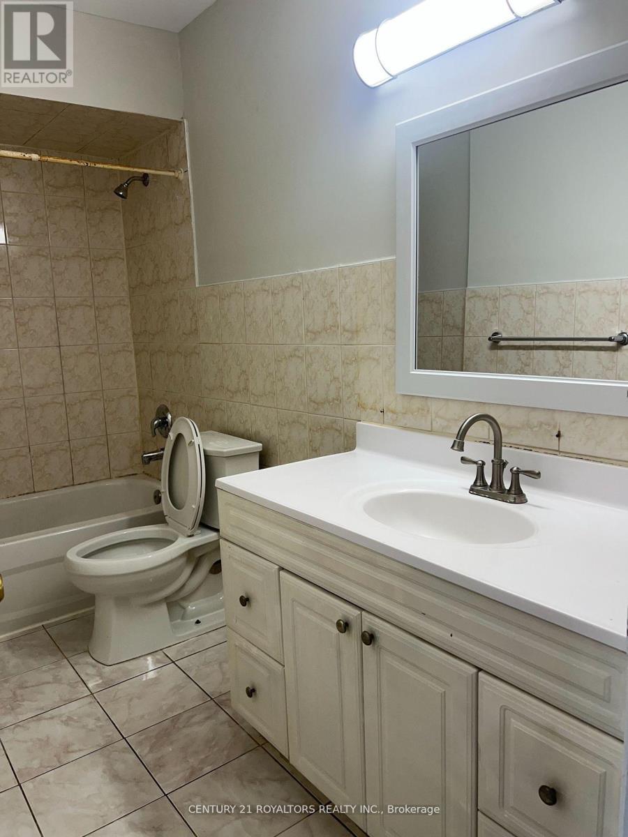 7258 Sills Road, Mississauga, ON - Indoor Photo Showing Bathroom